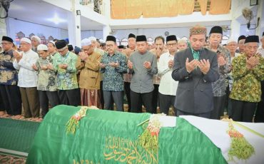 Wakil Rektor UIN Antasari Bidang AUPK Dr. H. Akhmad Sagir, M.Ag. saat memimpin salat jenazah (Foto:Humas/Jamal Ripani)