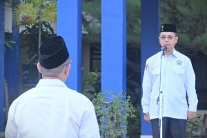 Wakil Rektor UIN Antasari Bidang AUPK Dr. H. Akhmad Sagir, M.Ag. saat menjadi pembina Apel Mingguan, 5 Mei 2025 (Foto:Humas/Jamal Ripani)