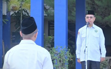 Wakil Rektor UIN Antasari Bidang AUPK Dr. H. Akhmad Sagir, M.Ag. saat menjadi pembina Apel Mingguan, 5 Mei 2025 (Foto:Humas/Jamal Ripani)