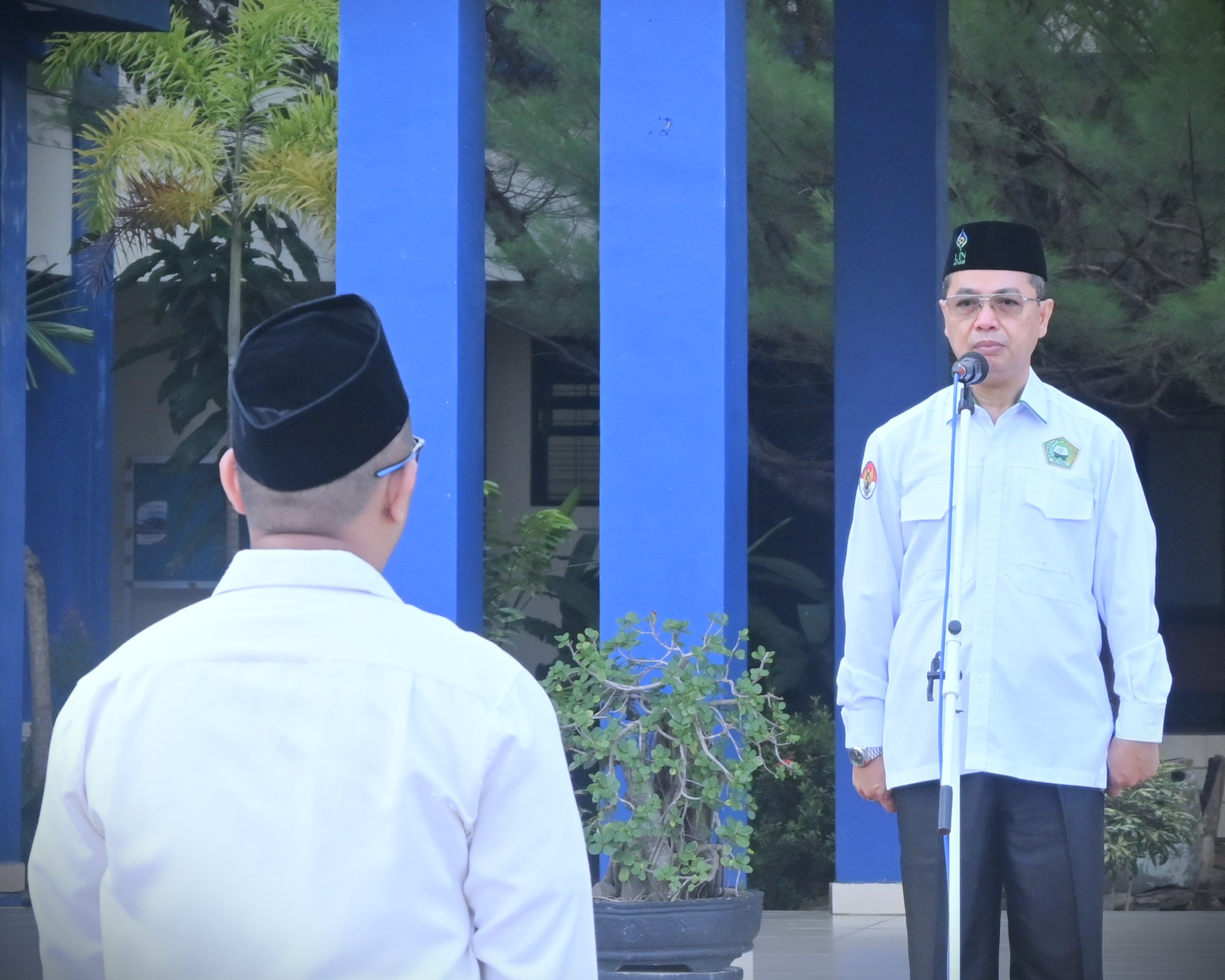Wakil Rektor UIN Antasari Bidang AUPK Dr. H. Akhmad Sagir, M.Ag. saat menjadi pembina Apel Mingguan, 5 Mei 2025 (Foto:Humas/Jamal Ripani)