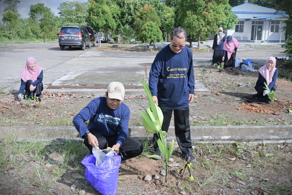 Wakil Rektor UIN Antasari Bidang AUPK Dr. H. Akhmad Sagir, M.Ag. usai melakukan penanaman di Kampus 2 (Foto:Humas/Jamal Ripani)