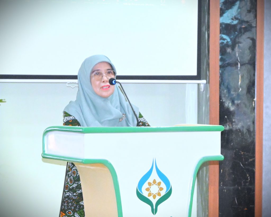 Wakil Rektor UIN Antasari Bidang Akademik dan Pengembangan Lembaga Dr. Hj. Nida Mufidah, M.Pd. saat membuka acara (Foto:Humas/Jamal Ripani)