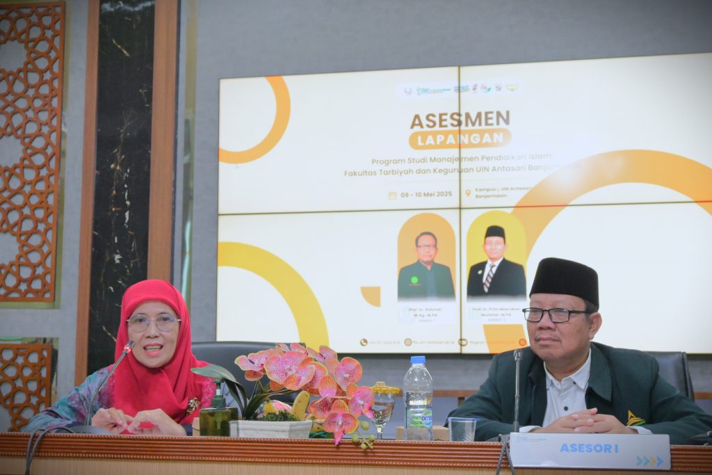 Wakil Rektor UIN Antasari Bidang Akademik dan Pengembangan Lembaga Dr. Hj. Nida Mufidah, M.Pd. saat menutup acara (Foto:Humas)