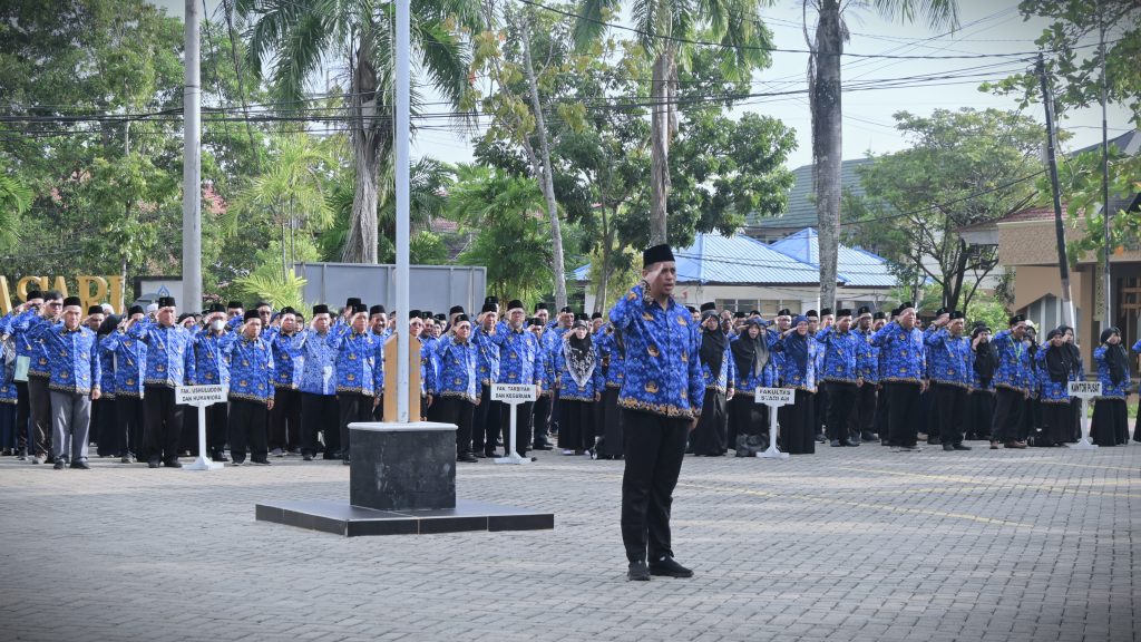 Yusuf Asyahri, M.E. saat memimpin upacara (Foto:Humas/Jamal Ripani)