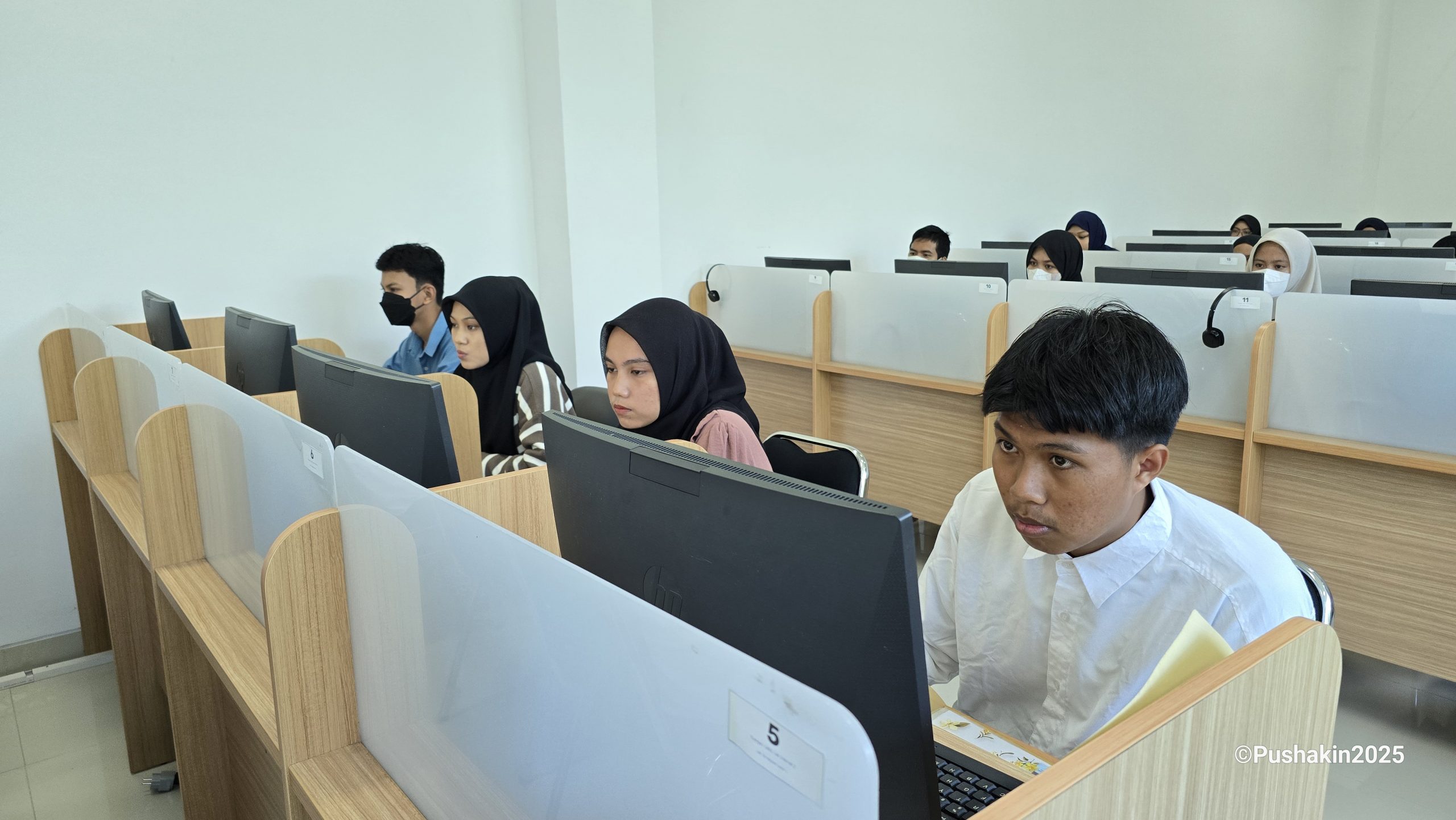 Arifin Ilham serius mengerjakan soal ujian. (Foto:Hu,mas/Baiti Rahmi)
