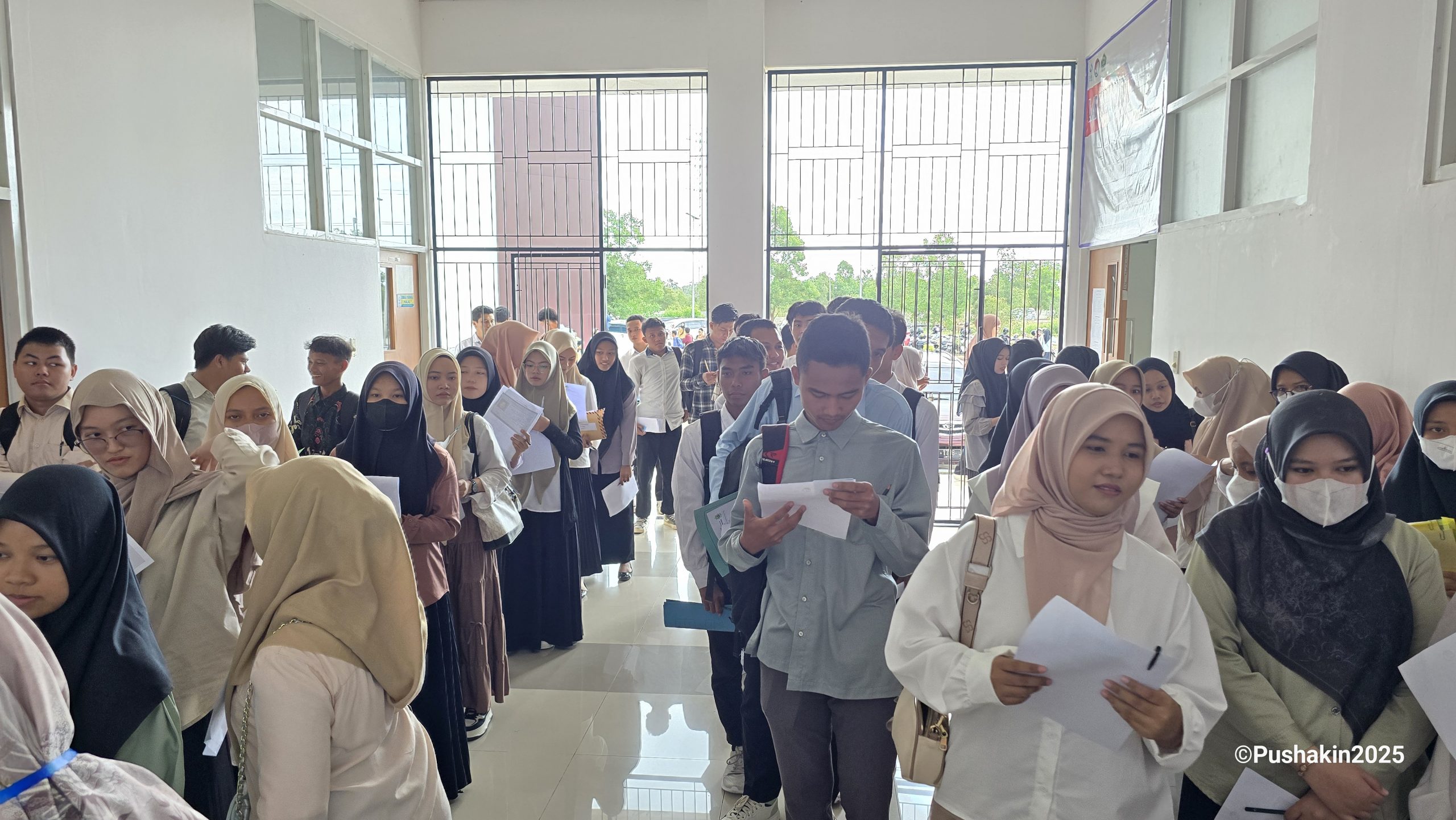 Peserta ujian UM-PTKIN mengantri untuk masuk ruang ujian. (Foto:Humas/Baiti Rahmi)