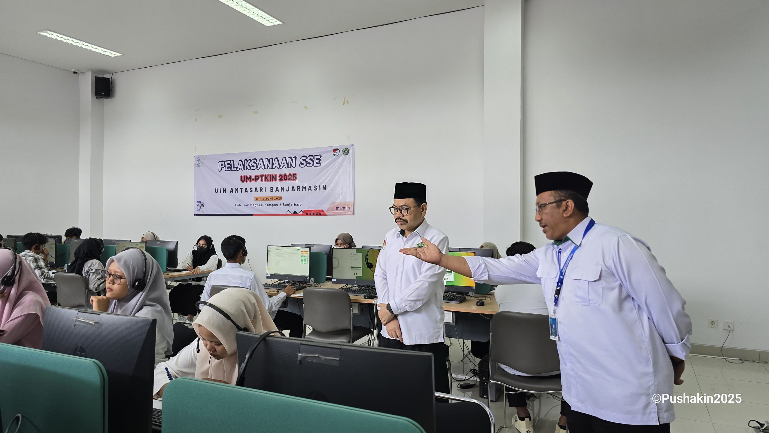 Rektor melaksanakan monitoring pelaksanaan Ujian SSE UMPTKI 2025. (Foto:Humas/Baiti Rahmi)