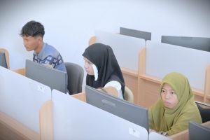 Annisa Putri (kanan) saat mengikuti SSE UMPTKIN 2025 UIN Antasari hari kedua (Foto:Humas)