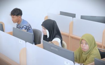 Annisa Putri (kanan) saat mengikuti SSE UMPTKIN 2025 UIN Antasari hari kedua (Foto:Humas)