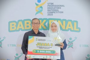 Dr. Syaiful Bahri Djamarah, M.Ag. bersama putrinya (Fitri Aulia Shalehah, M.Pd.) yang sukses meraih Juara 3 UTBK EduPro 2025.