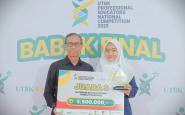 Dr. Syaiful Bahri Djamarah, M.Ag. bersama putrinya (Fitri Aulia Shalehah, M.Pd.) yang sukses meraih Juara 3 UTBK EduPro 2025.