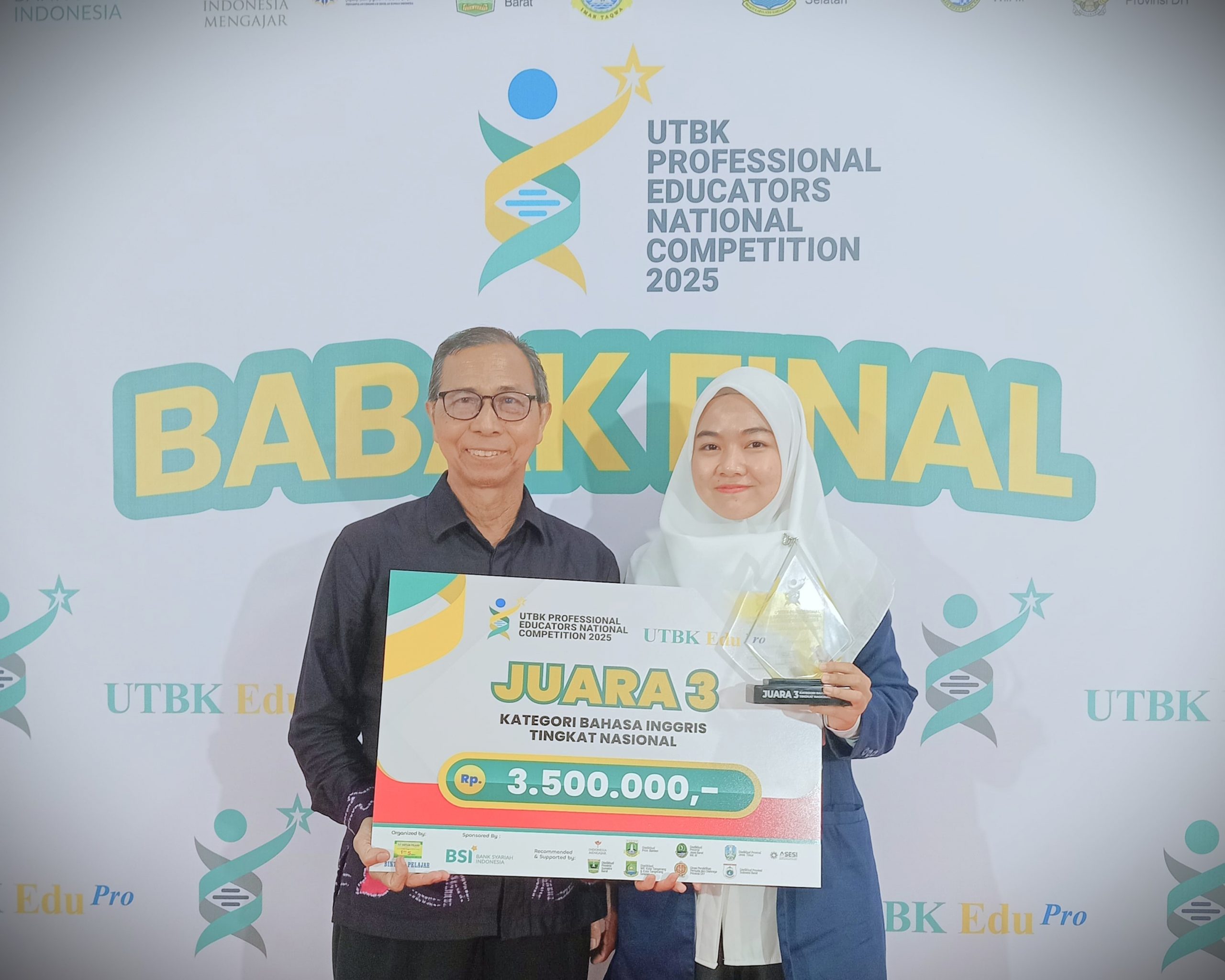 Dr. Syaiful Bahri Djamarah, M.Ag. bersama putrinya (Fitri Aulia Shalehah, M.Pd.) yang sukses meraih Juara 3 UTBK EduPro 2025.