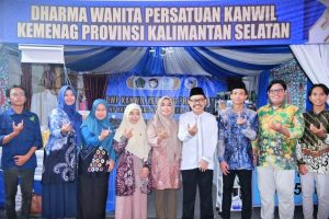 Foto bersama Rektor dengan Tim Stan UIN Antasari MTQ ke-36 Kalsel (Foto:Humas/Jamal Ripani)