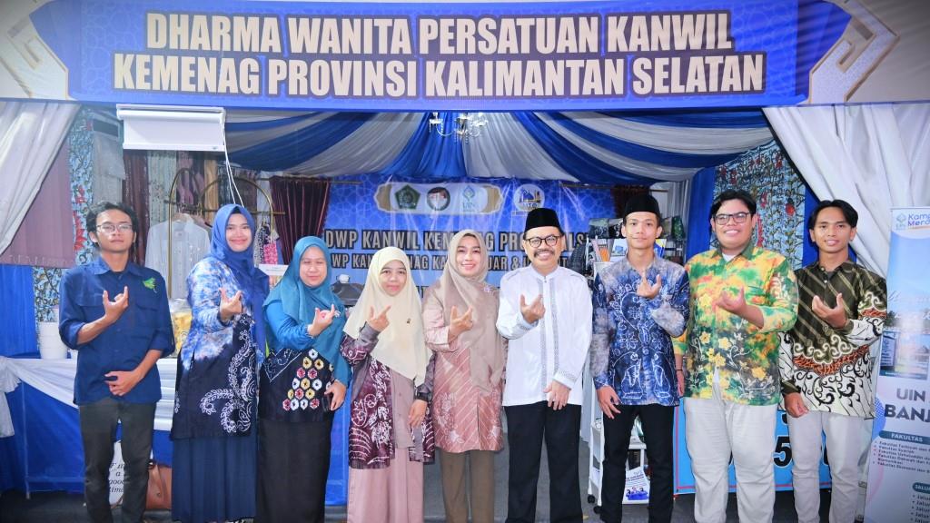 Foto bersama Rektor dengan Tim Stan UIN Antasari MTQ ke-36 Kalsel (Foto:Humas/Jamal Ripani)