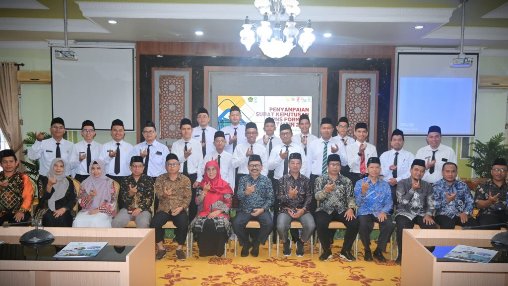 Foto bersama dengan CPNS baru sesi laki-laki (Foto:Pushakin)
