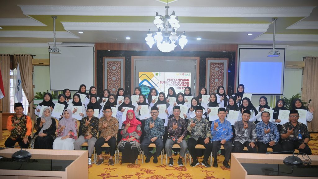 Foto bersama dengan para CPNS baru sesi perempuan (Foto:Pushakin)