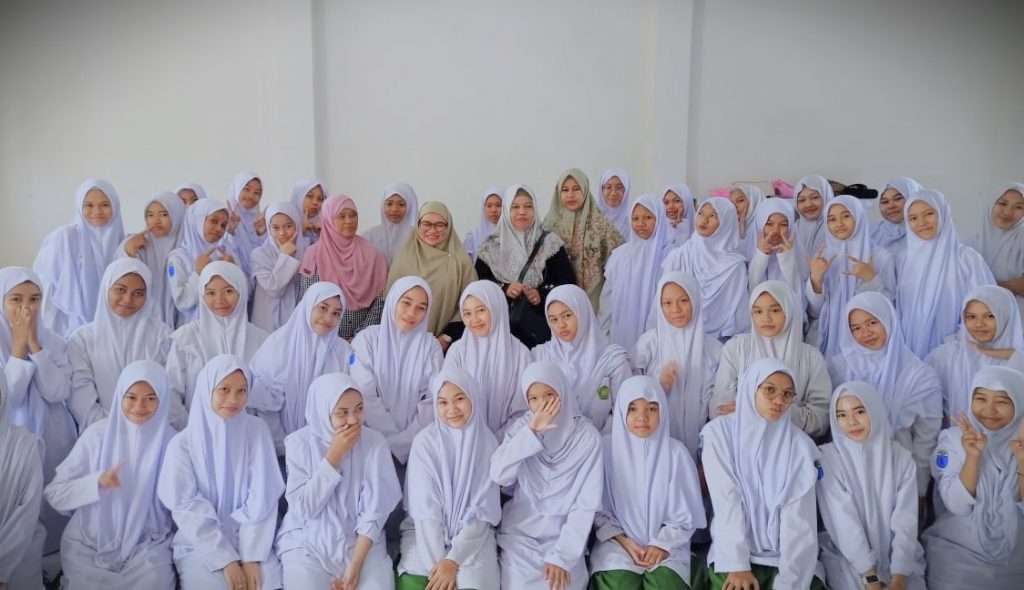 Foto bersama dengan para santriwati.