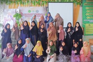 Foto bersama dengan para santriwati Ponpes RMA Banjarbaru.