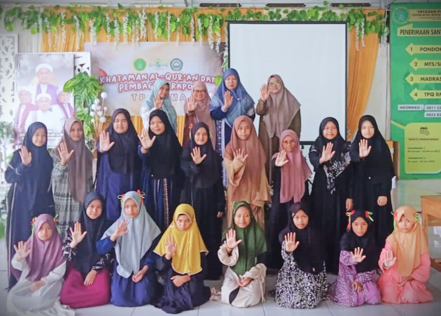 Foto bersama dengan para santriwati Ponpes RMA Banjarbaru.
