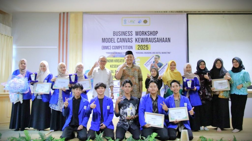 Foto bersama dengan peserta terbaik.