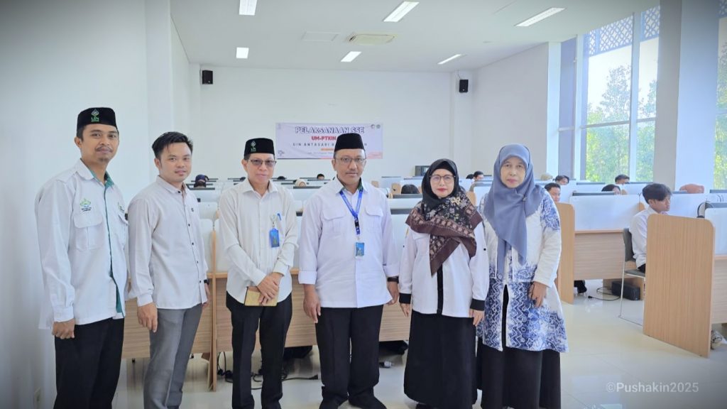 Jajaran pimpinan saat memantau kelancaran ujian (Foto:Pushakin)