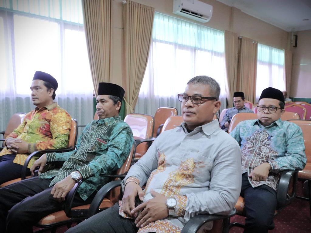 Kaprodi S-2 MPI UIN Antasari Dr. H. Ahmad Salabi, M.Pd. saat mengikuti pembukaan (Foto:Humas)