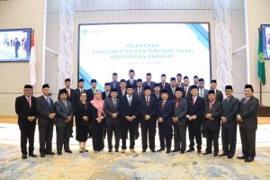Karo AAKK UIN Antasari baru (dua dari kiri) saat berfoto bersama usai pelantikan (Foto Humas Kemenag RI)