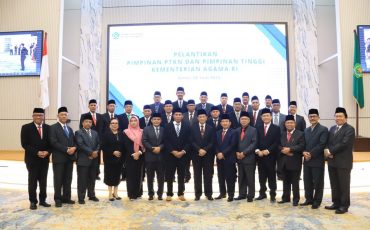 Karo AAKK UIN Antasari baru (dua dari kiri) saat berfoto bersama usai pelantikan (Foto Humas Kemenag RI)