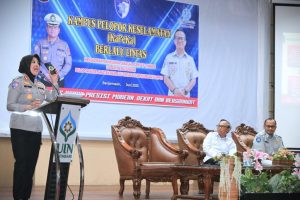 Kasubdit Kamsel Ditlantas Polda Kalsel AKBP Dr. Dese Yulianti, S.H., M.A.P. saat memberikan materi (Foto:Humas/Jamal Ripani)