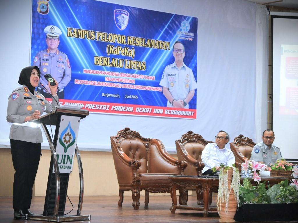 Kasubdit Kamsel Ditlantas Polda Kalsel AKBP Dr. Dese Yulianti, S.H., M.A.P. saat memberikan materi (Foto:Humas/Jamal Ripani)
