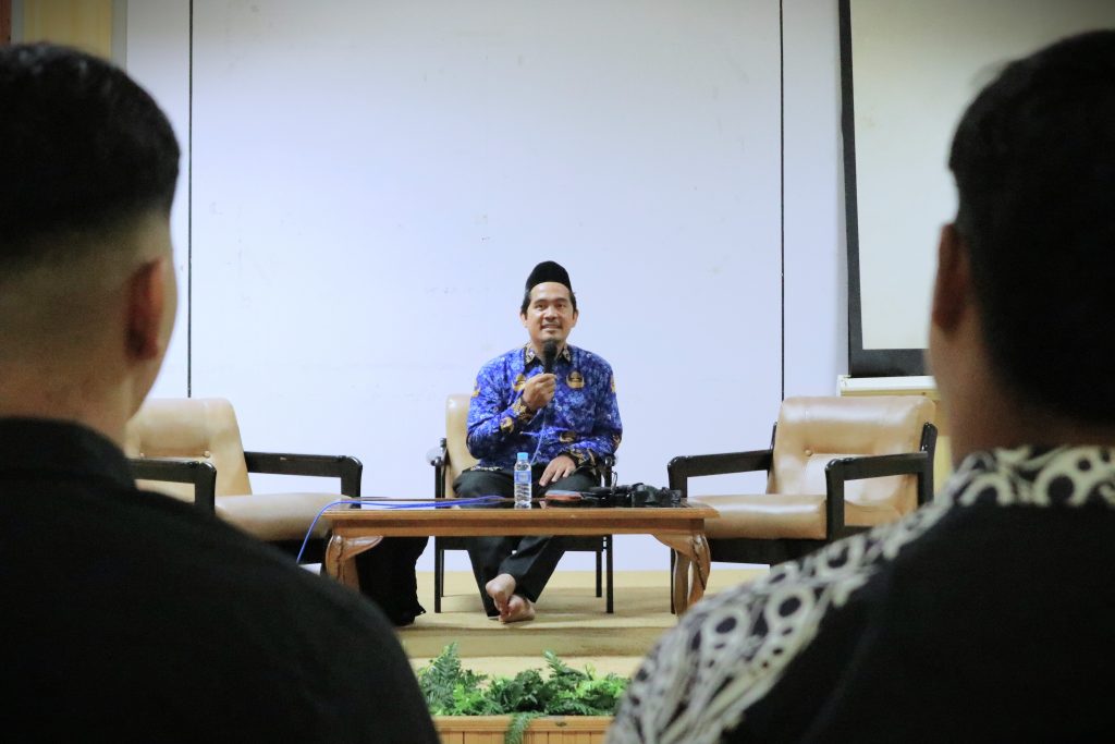 Ketua LP2M UIN Antasari Dr. Muhammad Zainal Abidin, M.Ag. saat memaparkan materi (Foto:Humas)