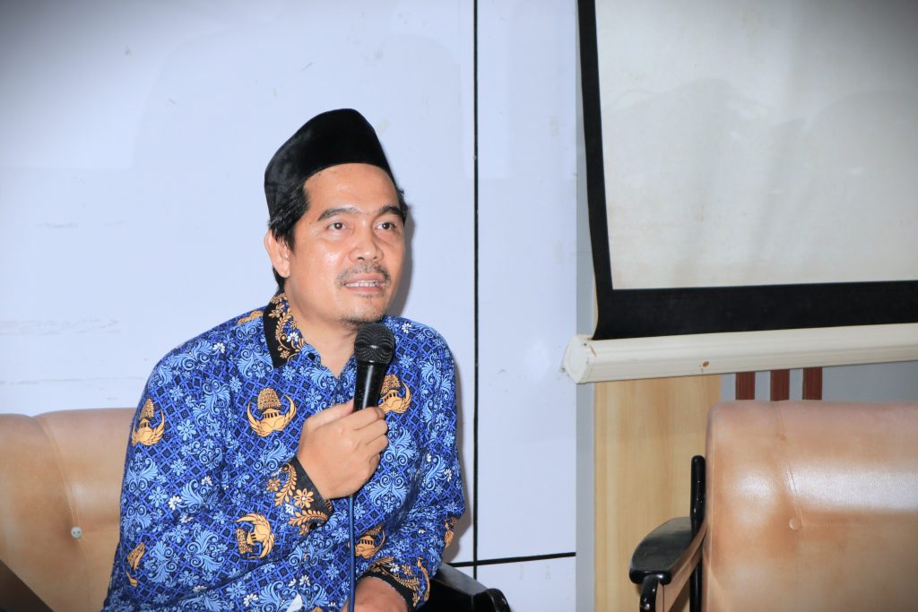 Ketua LP2M UIN Antasari Dr. Muhammad Zainal Abidin, M.Ag. saat menjadi narasumber pertama (Foto:Humas)