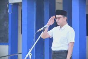 Ketua LPM UIN Antasari Prof. Dr. Syaugi Mubarak Seff, M.A., M.A. saat menjadi Pembina Apel Mingguan (Foto:Humas/Jamal Ripani)