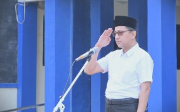 Ketua LPM UIN Antasari Prof. Dr. Syaugi Mubarak Seff, M.A., M.A. saat menjadi Pembina Apel Mingguan (Foto:Humas/Jamal Ripani)