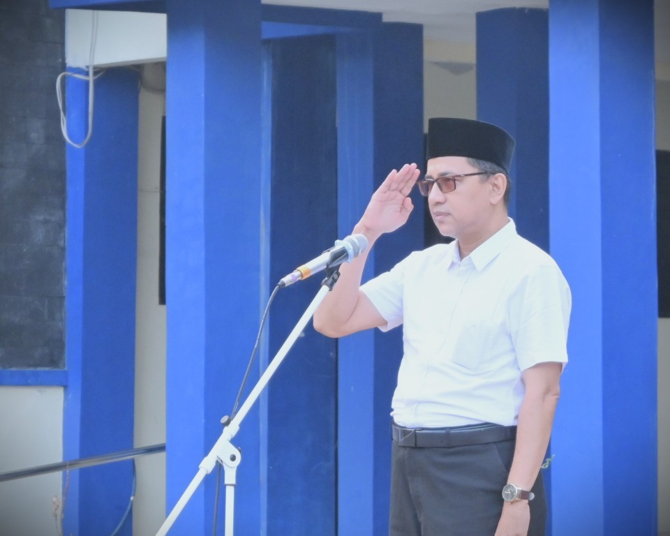 Ketua LPM UIN Antasari Prof. Dr. Syaugi Mubarak Seff, M.A., M.A. saat menjadi Pembina Apel Mingguan (Foto:Humas/Jamal Ripani)