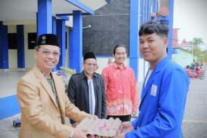 Ketua UPZ UIN Antasari saat menyalurkan bantuan untuk pengabdian kepada masyarakat (Foto:Humas) - kompres