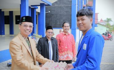 Ketua UPZ UIN Antasari saat menyalurkan bantuan untuk pengabdian kepada masyarakat (Foto:Humas) - kompres
