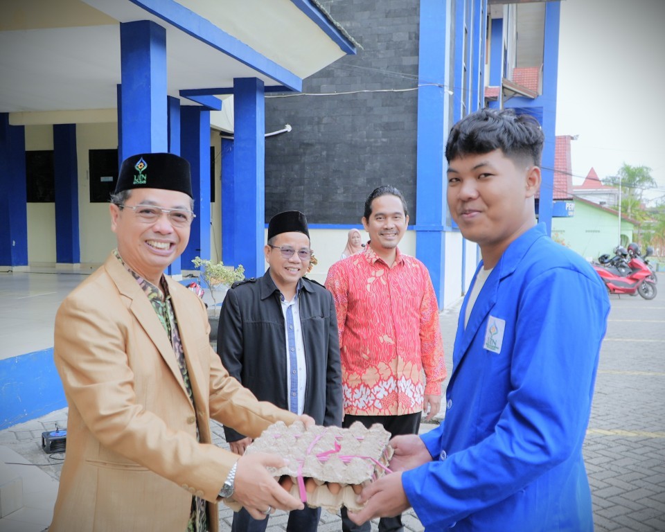 Ketua UPZ UIN Antasari saat menyalurkan bantuan untuk pengabdian kepada masyarakat (Foto:Humas) - kompres
