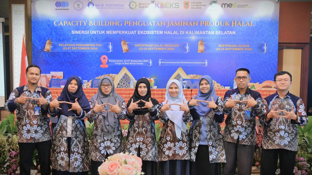 Koordinator PKH UIN Antasari Dr. Hj. Zulpa Makiah, M.Ag. (urutan ketiga dari kiri) saat berfoto bersama timnya (Foto:Dokhum 2024)