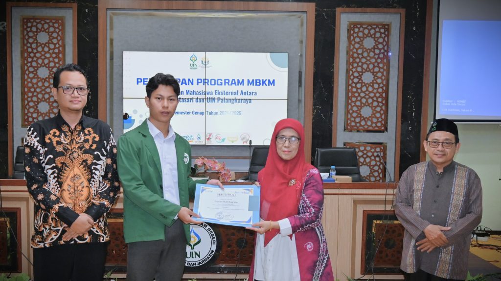 Mahasiswa UIN Palangkaraya saat menerima sertifikat dari Wakil Rektor UIN Antasari (Foto:Humas)