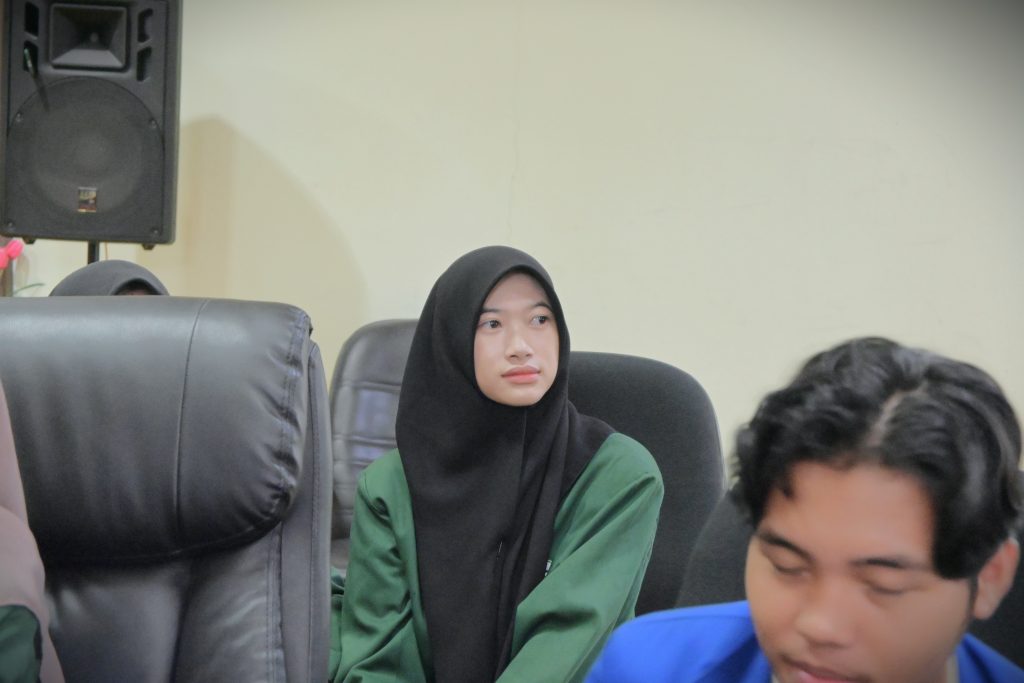 Mahasiswi UIN Palangkaraya saat mengikuti acara penutupan (Foto:Humas)