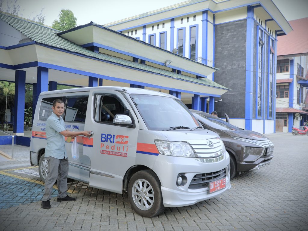 Miftahuddin, S.Pd.I. saat bersiap membantu pengantaran para mahasiswa KKN MBKM (Foto:Humas)