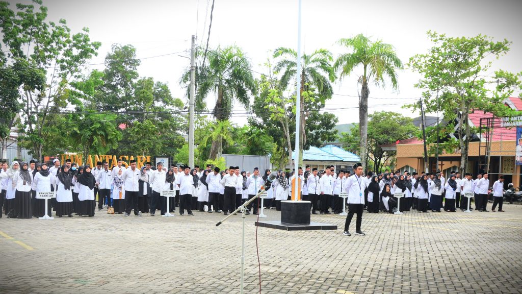 Para dosen dan tenaga kependidikan saat mengikuti Upacara Hari Lahir Pancasila Tahun 2025 (Foto:Humas/Jamal RIpani)