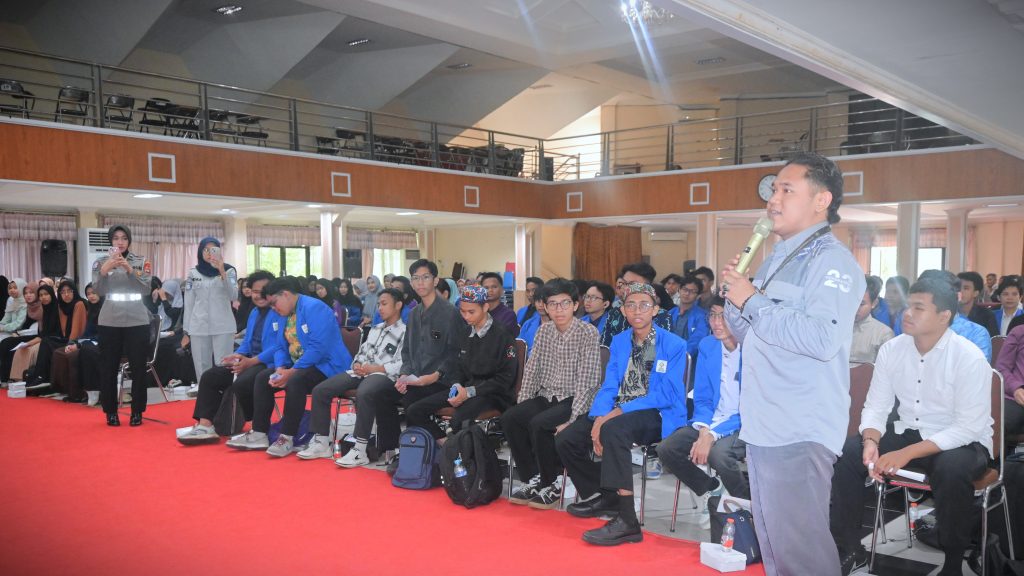 Para mahasiswa saat bergantian mengajukan pertanyaan (Foto:Humas/Jamal Ripani)