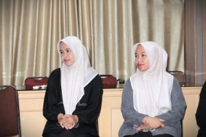 Para mahasiswi saat mendengarkan setiap pembekalan (Foto:Humas)