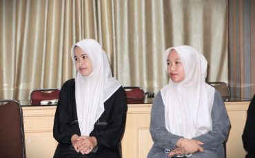 Para mahasiswi saat mendengarkan setiap pembekalan (Foto:Humas)