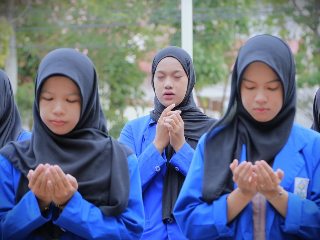 Para mahasiswi saat sedang khusyuk berdoa (Foto:Humas)