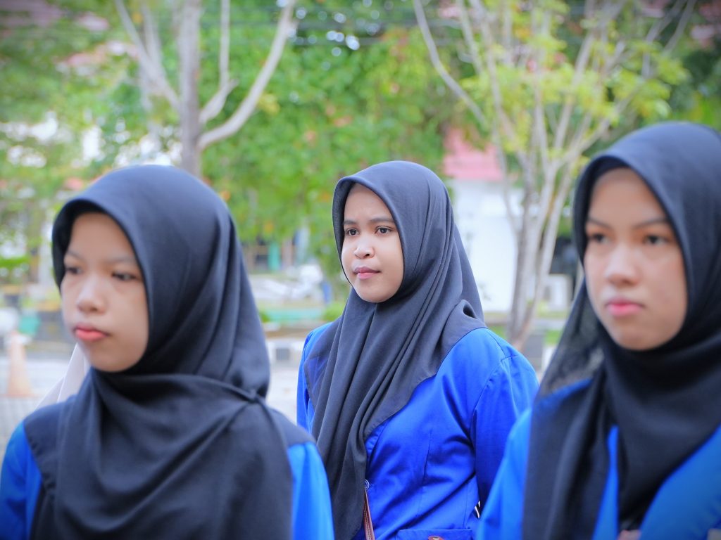 Para mahasiswi sedang serius mendengarkan arahan (Foto:Humas)