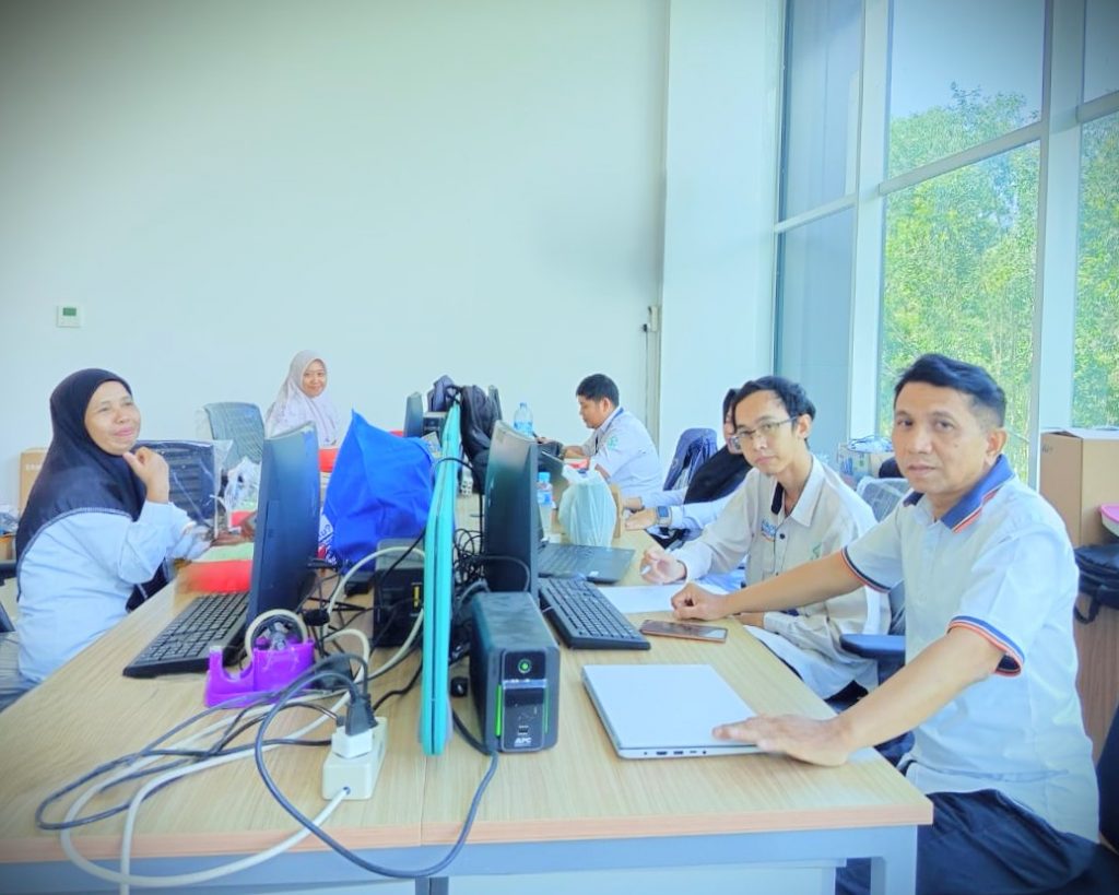 Para panitia saat siaga mengamati kelancaran ujian via monitor (Foto:Panitia Lokal)