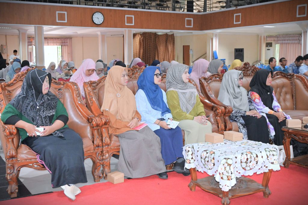 Para pegawai UIN Antasari saat mendengarkan arahan pimpinan (Foto:Humas/Jamal Ripani)